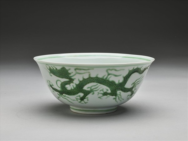 白瓷綠彩龍紋碗