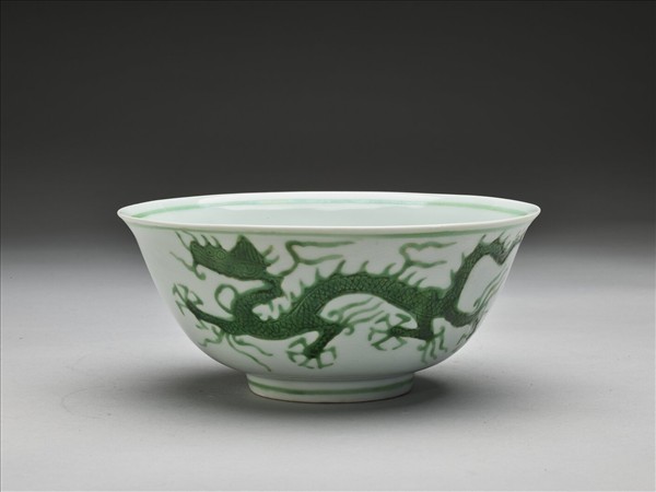 白瓷綠彩龍紋碗