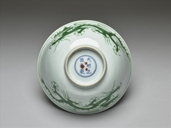 白瓷綠彩龍紋碗