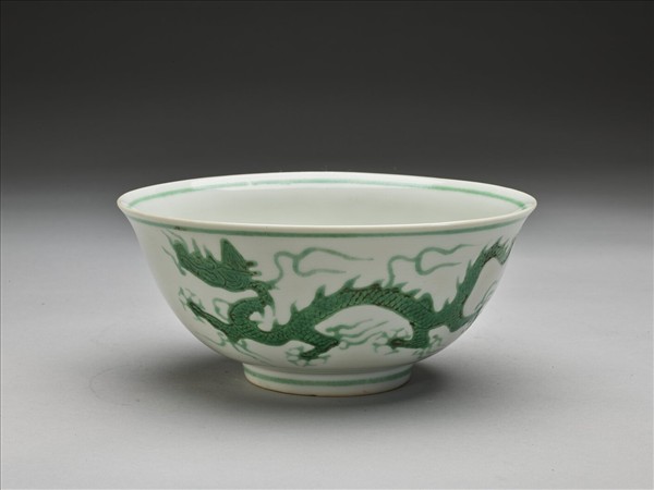 白瓷綠彩龍紋碗