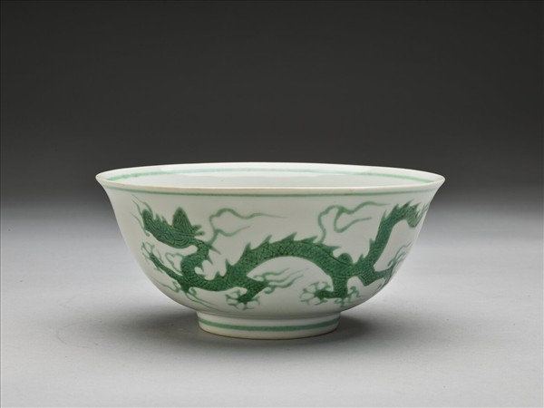 白瓷綠彩龍紋碗