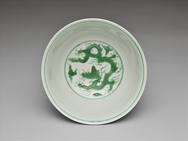 白瓷綠彩龍紋碗