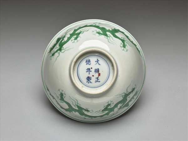 白瓷綠彩龍紋碗