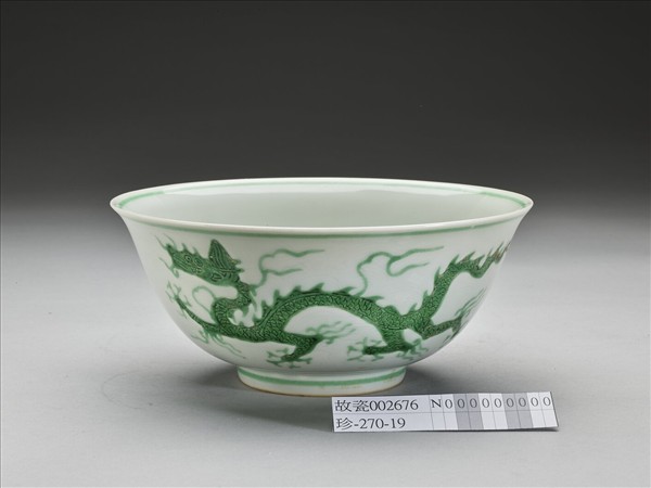 白瓷綠彩龍紋碗
