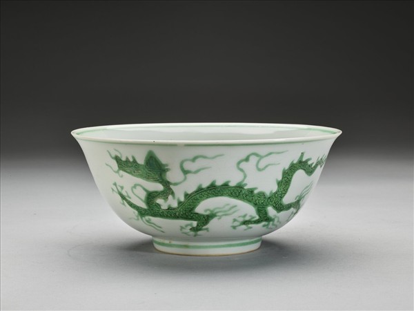 白瓷綠彩龍紋碗