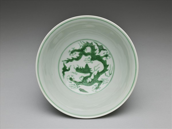 白瓷綠彩龍紋碗