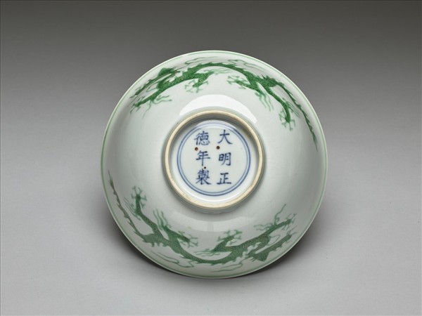 白瓷綠彩龍紋碗