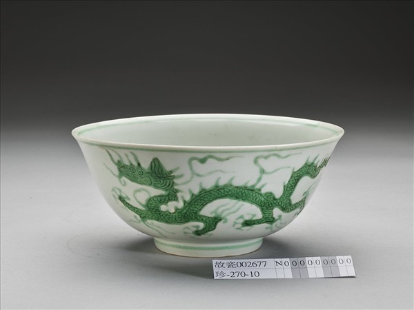 白瓷綠彩龍紋碗