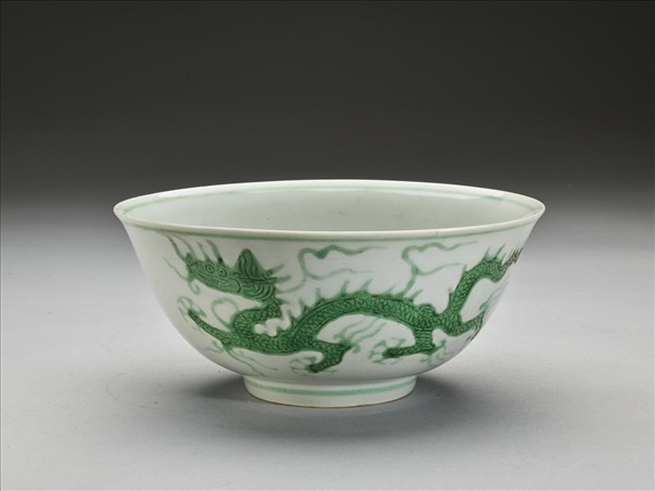 白瓷綠彩龍紋碗