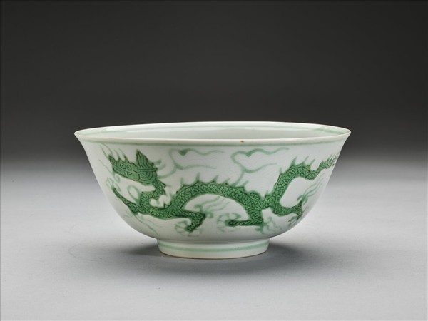 白瓷綠彩龍紋碗