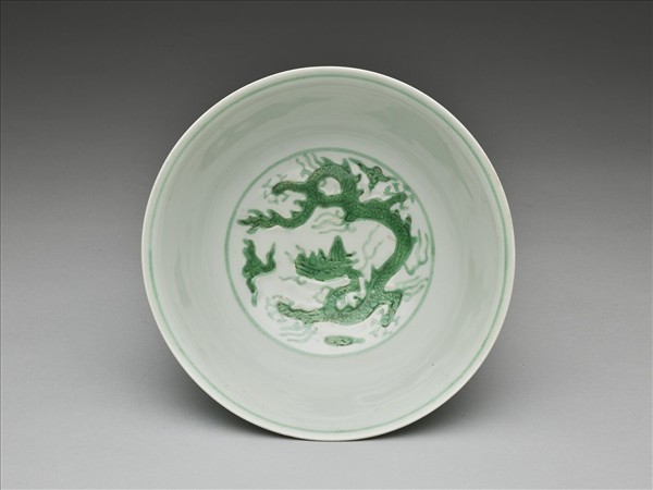 白瓷綠彩龍紋碗