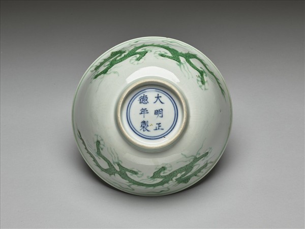 白瓷綠彩龍紋碗