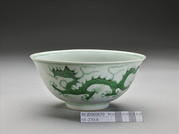白瓷綠彩龍紋碗