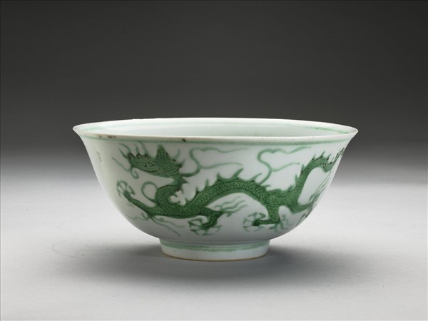 白瓷綠彩龍紋碗