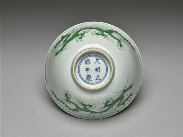 白瓷綠彩龍紋碗