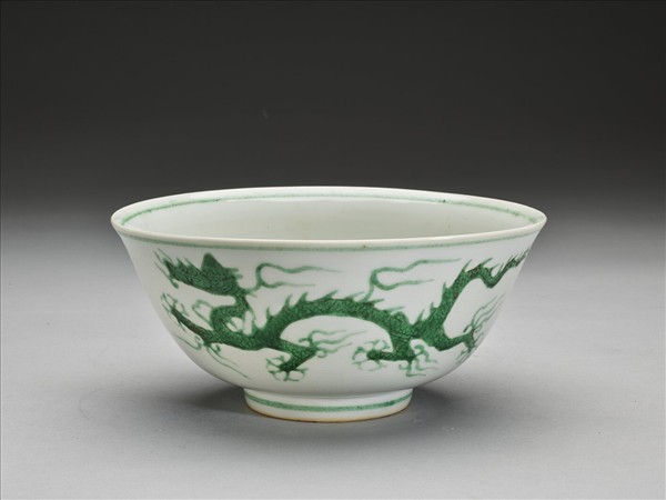白瓷綠彩龍紋碗
