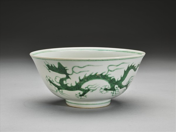 白瓷綠彩龍紋碗