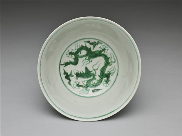 白瓷綠彩龍紋碗