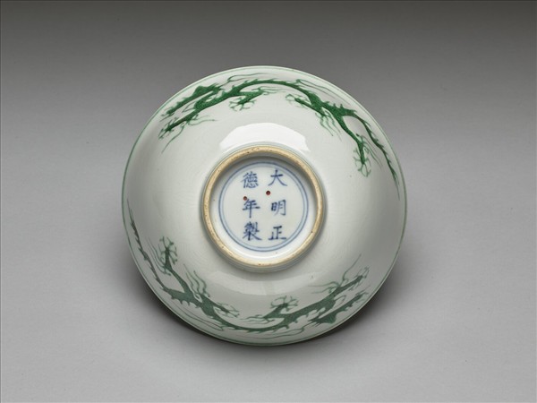 白瓷綠彩龍紋碗