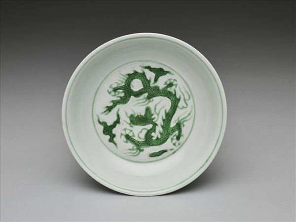白瓷綠彩龍紋盤