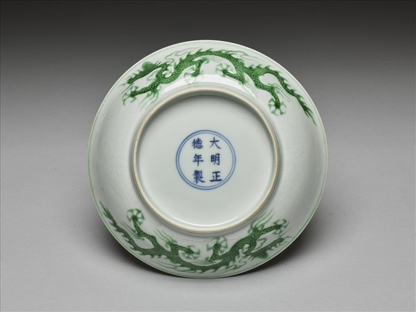 白瓷綠彩龍紋盤