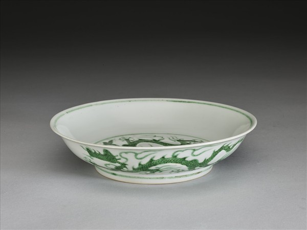 白瓷綠彩龍紋盤