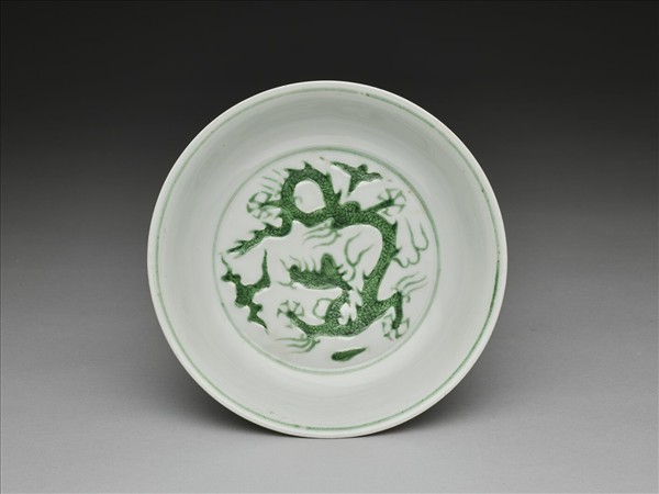 白瓷綠彩龍紋盤