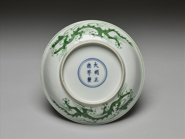 白瓷綠彩龍紋盤