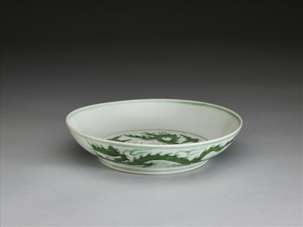 白瓷綠彩龍紋盤