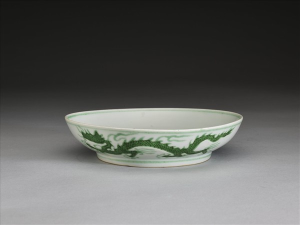 白瓷綠彩龍紋盤