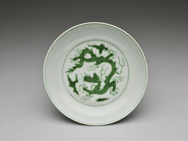 白瓷綠彩龍紋盤