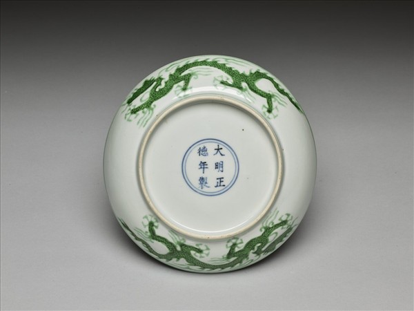 白瓷綠彩龍紋盤