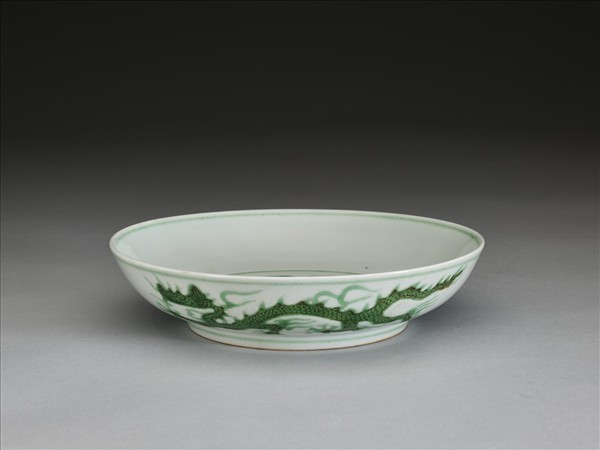 白瓷綠彩龍紋盤