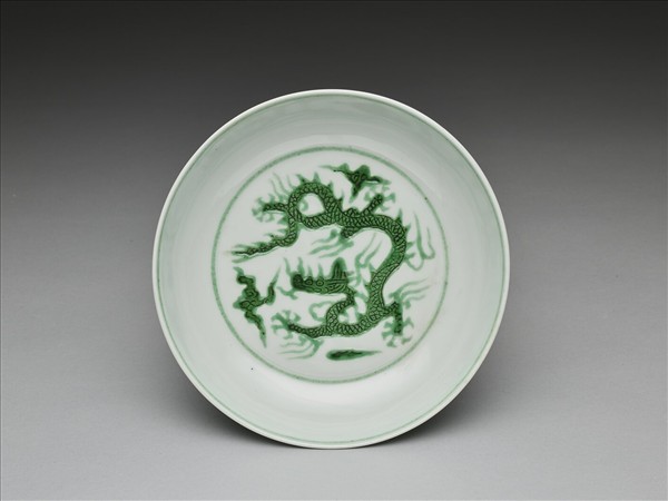 白瓷綠彩龍紋盤