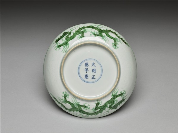 白瓷綠彩龍紋盤