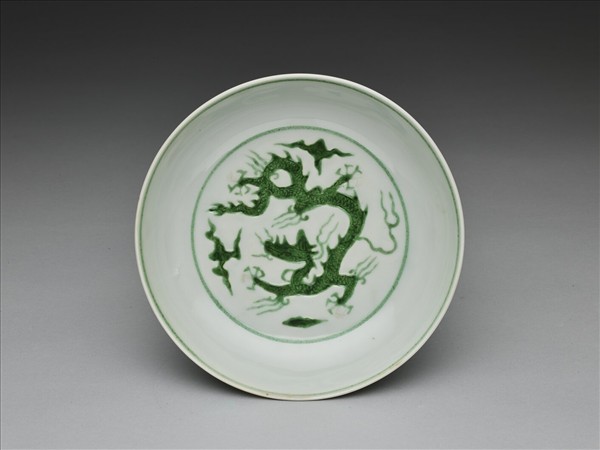 白瓷綠彩龍紋盤