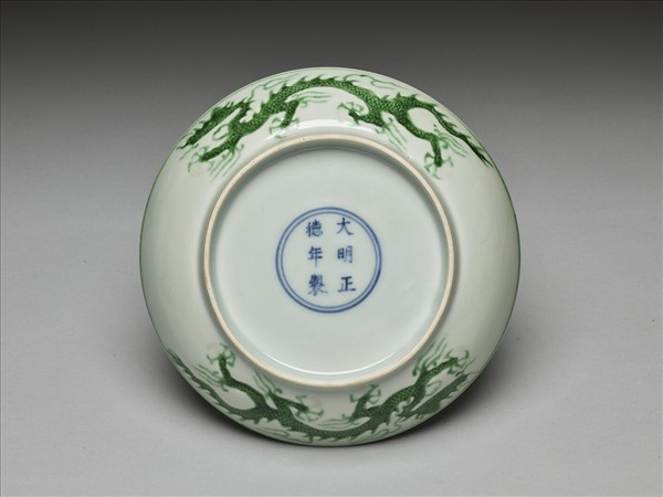 白瓷綠彩龍紋盤