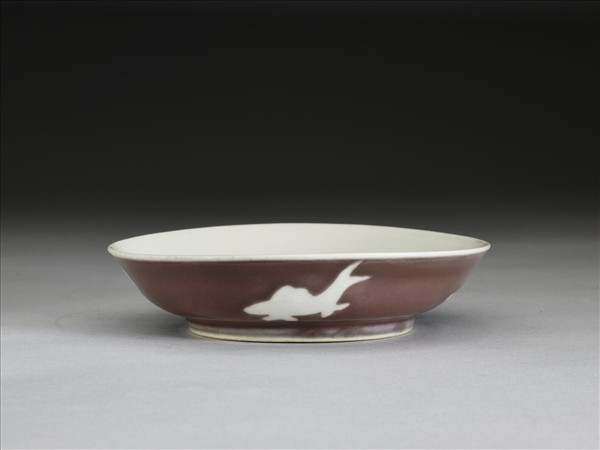 霽紅釉白魚紋盤
