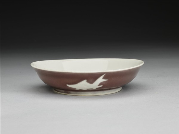 霽紅釉白魚紋盤