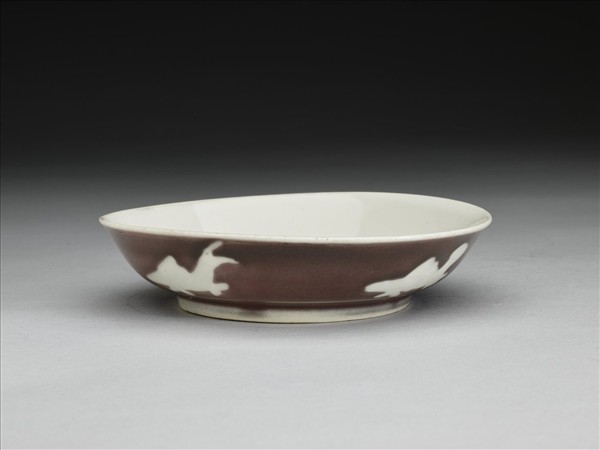 霽紅釉白魚紋盤