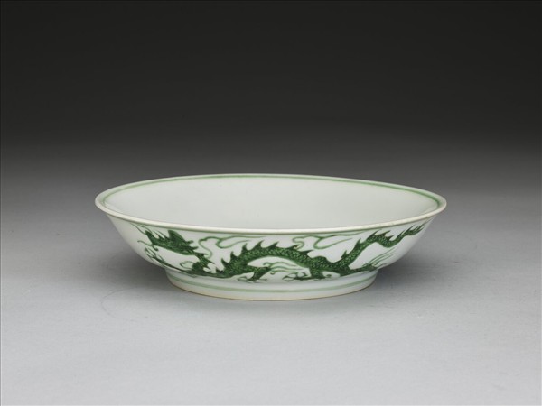 白瓷綠彩龍紋盤