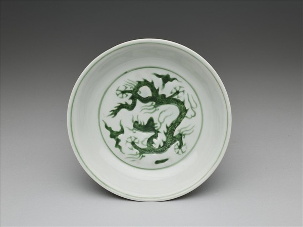 白瓷綠彩龍紋盤