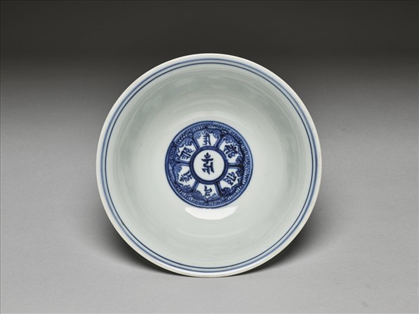 青花梵文高足碗