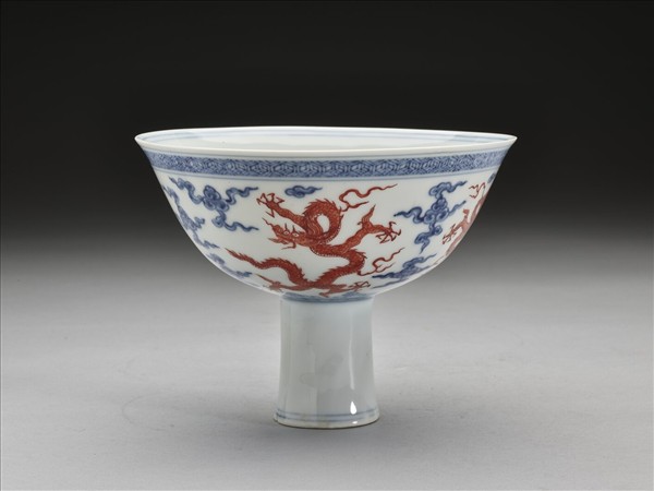 青花紅彩雲龍紋高足碗