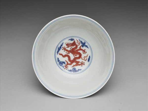 青花紅彩雲龍紋高足碗