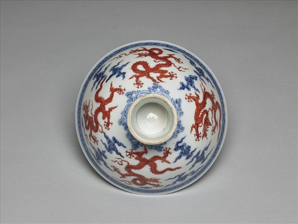 青花紅彩雲龍紋高足碗