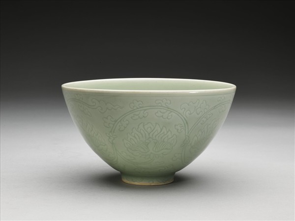 青瓷劃花番蓮紋蓮子碗