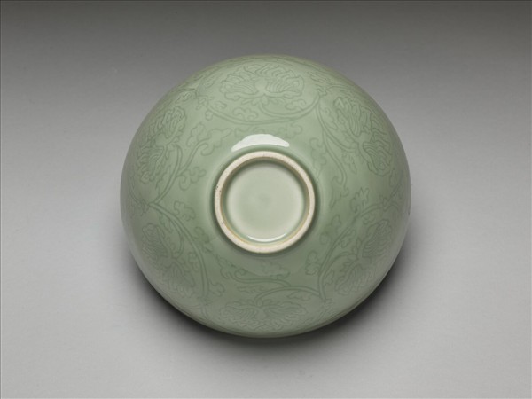 青瓷劃花番蓮紋蓮子碗