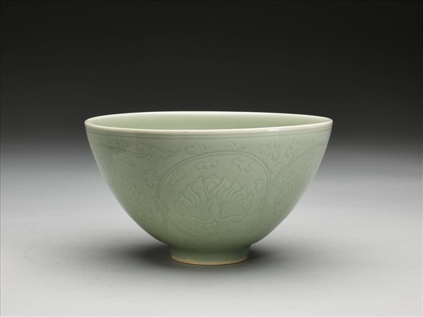 青瓷劃花番蓮紋蓮子碗