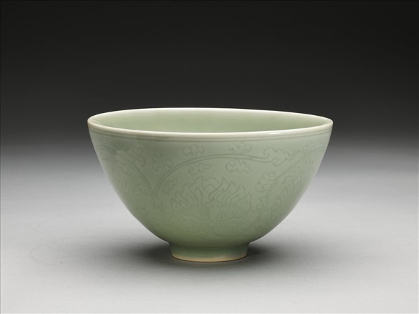 青瓷劃花番蓮紋蓮子碗